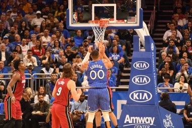 Orlando Magic 17 Ekim 2018 'de Orlando Florida' daki Amway Center 'da Miami Heat' i sunar..  