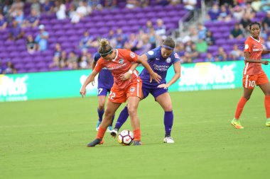 Orlando Pride, 22 Nisan 2018 'de Florida, Orlando' daki Exploria Stadyumu 'nda Houston Dash' e ev sahipliği yaptı..  