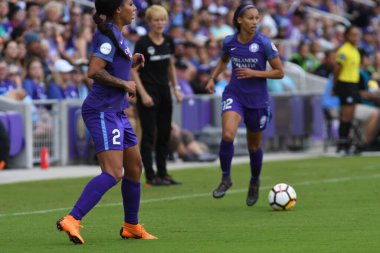 Orlando Pride, 22 Nisan 2018 'de Florida, Orlando' daki Exploria Stadyumu 'nda Houston Dash' e ev sahipliği yaptı..  