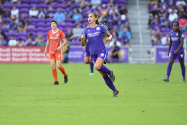 Orlando Pride, 22 Nisan 2018 'de Florida, Orlando' daki Exploria Stadyumu 'nda Houston Dash' e ev sahipliği yaptı..  