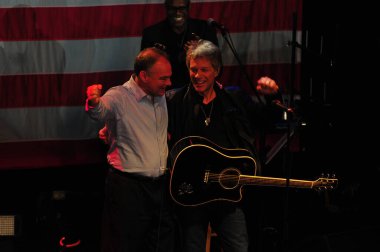 Şarkıcı Jon Bon Jovi, 5 Kasım 2016 'da St. Petersburg Florida' da Devlet Street Theater in Support of HIllary Clinton 'ın Başkan İhalesi' nde sahne alıyor.