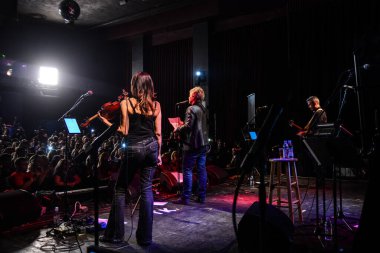 Şarkıcı Jon Bon Jovi, 5 Kasım 2016 'da St. Petersburg Florida' da Devlet Street Theater in Support of HIllary Clinton 'ın Başkan İhalesi' nde sahne alıyor.