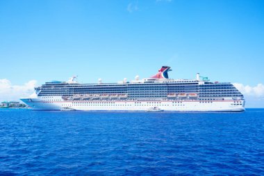 Caymond Adası 'ndaki George Town' da güzel bir gemi görülebilir..