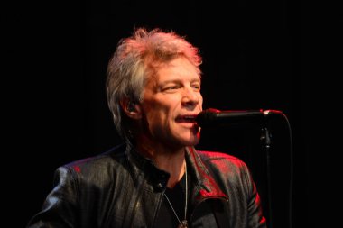 Şarkıcı Jon Bon Jovi, 5 Kasım 2016 'da St. Petersburg Florida' da Devlet Street Theater in Support of HIllary Clinton 'ın Başkan İhalesi' nde sahne alıyor.