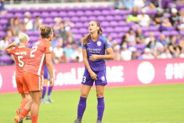 Orlando Pride, 22 Nisan 2018 'de Florida, Orlando' daki Exploria Stadyumu 'nda Houston Dash' e ev sahipliği yaptı..  