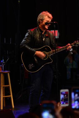 Şarkıcı Jon Bon Jovi, 5 Kasım 2016 'da St. Petersburg Florida' da Devlet Street Theater in Support of HIllary Clinton 'ın Başkan İhalesi' nde sahne alıyor.