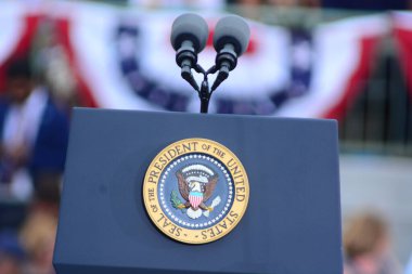 Başkan Barack Obama, Florida Kissimmee 'deki Osceola Heritage Park Stadyumu' nda düzenlenen kampanya mitinginde Demokrat başkan adayı Hillary Clinton 'a seslendi..