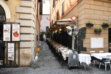 İtalya 'nın güzel Roma şehrinde tipik bir pizzacı..