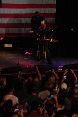 Şarkıcı Jon Bon Jovi, 5 Kasım 2016 'da St. Petersburg Florida' da Devlet Street Theater in Support of HIllary Clinton 'ın Başkan İhalesi' nde sahne alıyor.