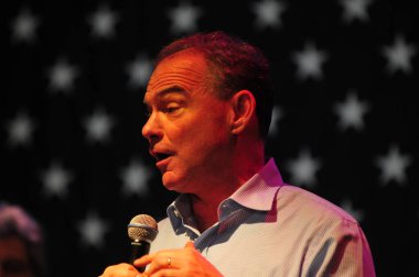 Şarkıcı Jon Bon Jovi, 5 Kasım 2016 'da St. Petersburg Florida' da Devlet Street Theater in Support of HIllary Clinton 'ın Başkan İhalesi' nde sahne alıyor.