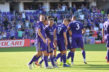 Orlando Magic oyuncusu Fournier, 25 Ekim 2018 tarihinde Orlando Florida 'daki Amway Center' da spor ceketlilere karşı gol atmaya çalıştı..  