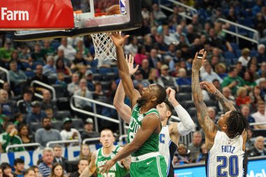 Boston Celtics oyuncusu Kemba Walker # 8, 24 Ocak 2020 Cuma günü Orlando, Florida 'da Amway Center' da turnike yapıyor..   