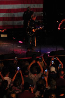 Şarkıcı Jon Bon Jovi, 5 Kasım 2016 'da St. Petersburg Florida' da Devlet Street Theater in Support of HIllary Clinton 'ın Başkan İhalesi' nde sahne alıyor.