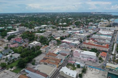 Şehir ve plajlarla güzel bir sahil manzarası.