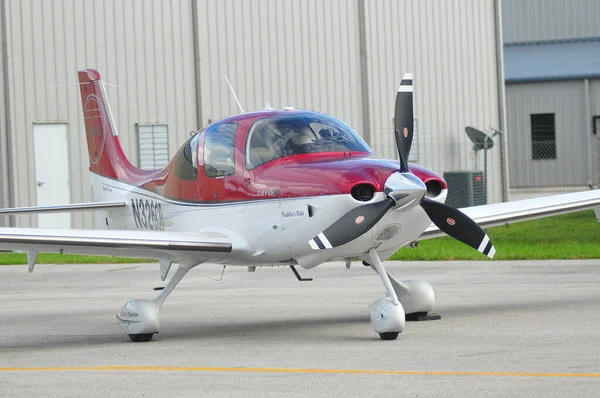 19 Eylül 2015 'te, Bebekler için Kahramanlar Sanford Florida' da bir bağış etkinliğine ev sahipliği yaptı..  