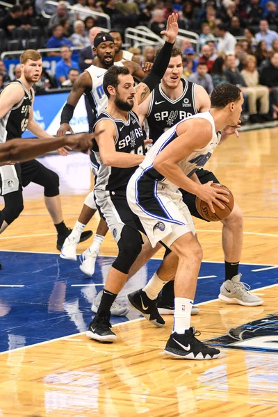 Orlando Magic, 19 Aralık 2018 tarihinde Orlando Florida 'daki Amway Center' da San Antonio Spurs 'a ev sahipliği yapmaktadır.