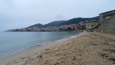 Sahili olan bir sahil şehri manzarası