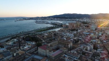 Gün batımında güzel bir şehir manzarası. 