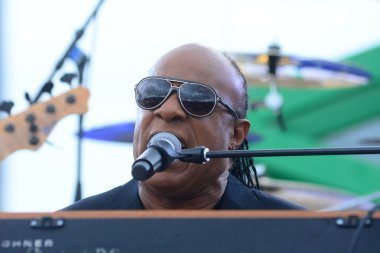 Stevie Wonder, Başkan Barack Obama 'nın 6 Kasım 2016' da Kissimmee Florida 'da başkanlık adaylığını destekleyen mitinginde performans sergiliyor..