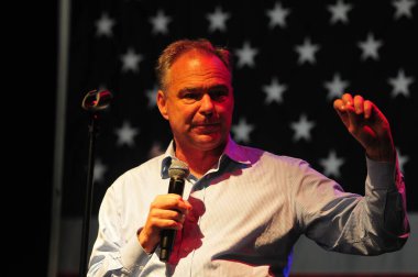 Şarkıcı Jon Bon Jovi, 5 Kasım 2016 'da St. Petersburg Florida' da Devlet Street Theater in Support of HIllary Clinton 'ın Başkan İhalesi' nde sahne alıyor.