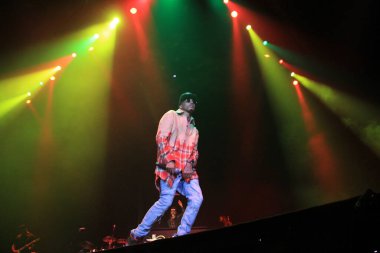 R & B Şarkıcısı Usher 12 Aralık 2014 'te Orlando Florida' daki Amway Center 'da sahne alacak..  