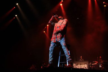 R & B Şarkıcısı Usher 12 Aralık 2015 'te Orlando Florida' daki Amway Center 'da sahne alacak..  