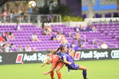 Orlando Pride, 22 Nisan 2018 'de Florida, Orlando' daki Exploria Stadyumu 'nda Houston Dash' e ev sahipliği yaptı..  