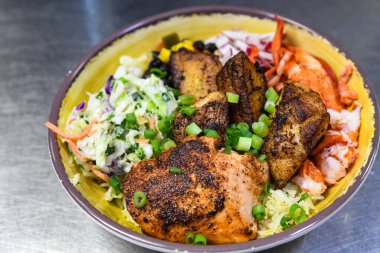 Sebze salatası, et ve mısır ile yakın çekim tabağı.