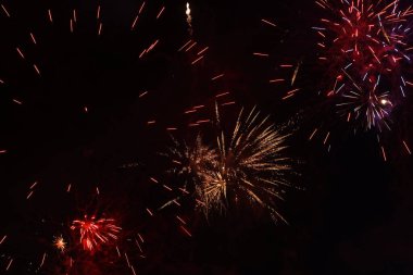 Karanlık gökyüzünde havai fişeklerin görüntüsü