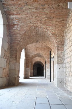 Kemer şeklindeki tuğla girişe bak