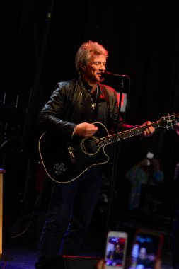 Şarkıcı Jon Bon Jovi, 5 Kasım 2016 'da St. Petersburg Florida' da Devlet Street Theater in Support of HIllary Clinton 'ın Başkan İhalesi' nde sahne alıyor.