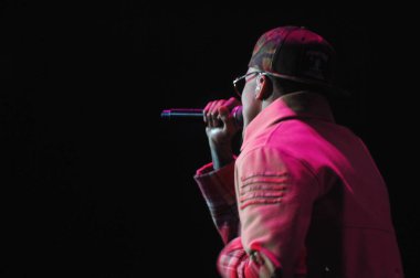 R & B Şarkıcısı Usher 12 Aralık 2014 'te Orlando Florida' daki Amway Center 'da sahne alacak..  