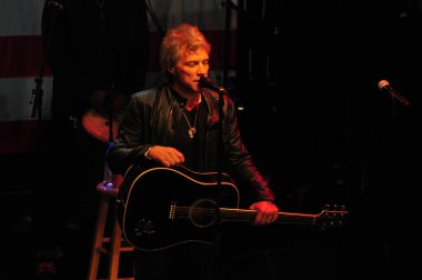 Şarkıcı Jon Bon Jovi, 5 Kasım 2016 'da St. Petersburg Florida' da Devlet Street Theater in Support of HIllary Clinton 'ın Başkan İhalesi' nde sahne alıyor.