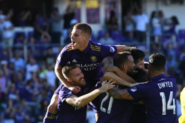 Orlando Magic oyuncusu Fournier, 25 Ekim 2018 tarihinde Orlando Florida 'daki Amway Center' da spor ceketlilere karşı gol atmaya çalıştı..  