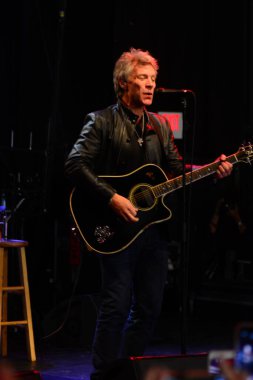 Şarkıcı Jon Bon Jovi, 5 Kasım 2016 'da St. Petersburg Florida' da Devlet Street Theater in Support of HIllary Clinton 'ın Başkan İhalesi' nde sahne alıyor.