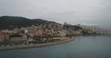 Güzel bir kıyı şeridi manzarası var. 