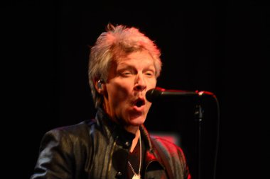 Şarkıcı Jon Bon Jovi, 5 Kasım 2016 'da St. Petersburg Florida' da Devlet Street Theater in Support of HIllary Clinton 'ın Başkan İhalesi' nde sahne alıyor.