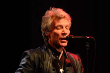 Şarkıcı Jon Bon Jovi, 5 Kasım 2016 'da St. Petersburg Florida' da Devlet Street Theater in Support of HIllary Clinton 'ın Başkan İhalesi' nde sahne alıyor.