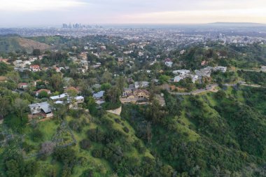 Los Angeles tepelerinin, şehirlerin ve tepeler arasındaki yolların havadan görüntüsü.