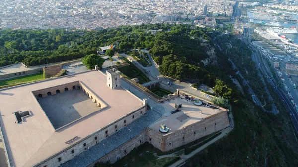 Montjuc Castle 요새로 1640 년부터 거슬러 올라가며 스페인 카탈루냐의 바르셀로나에 — 스톡 사진