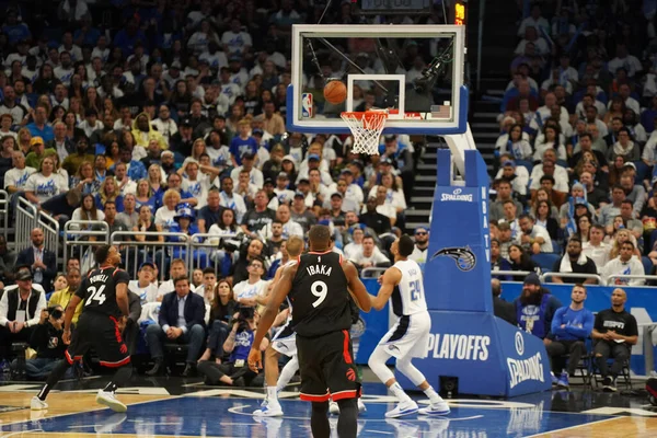 Orlando Magic Empfängt Die Toronto Rapters Während Der Nba Playoff — Stockfoto