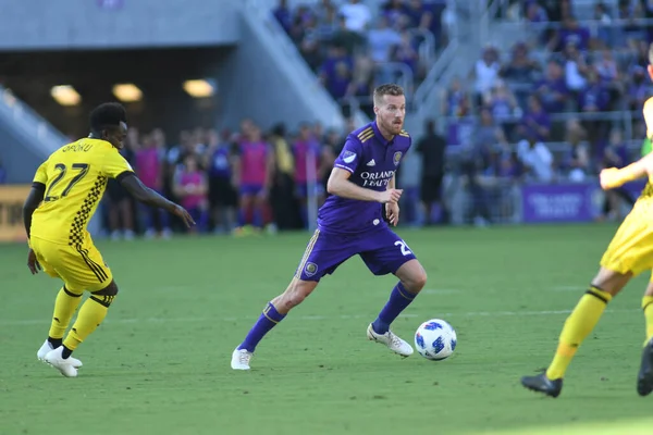 Orlando Magic oyuncusu Fournier, 25 Ekim 2018 tarihinde Orlando Florida 'daki Amway Center' da spor ceketlilere karşı gol atmaya çalıştı..  