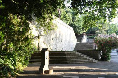 Parkın güzel manzarasına bakın.