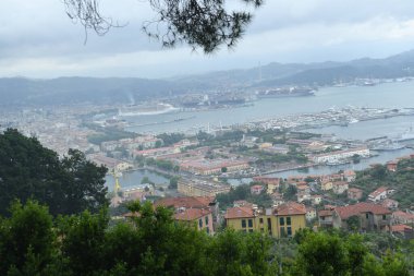 Bir kasabayla sahil şeridinin güzel hava manzarası. 