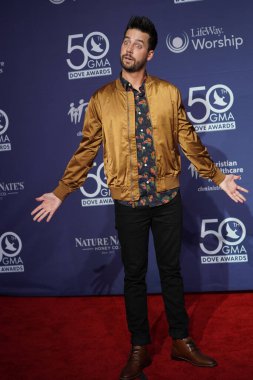 Hristiyan komedyen John Crist 15 Ekim 2019 'da Tennessee, Nashville' deki Linbscome Üniversitesi 'nde verilen 50. GMA Dove Ödüllerinde Kırmızı Halıda Yürüyor. Fotoğraf: Marty Jean-Louis