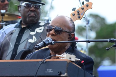 Stevie Wonder, Başkan Barack Obama 'nın 6 Kasım 2016' da Kissimmee Florida 'da başkanlık adaylığını destekleyen mitinginde performans sergiliyor..