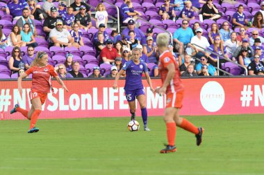 Orlando Pride, 22 Nisan 2018 'de Florida, Orlando' daki Exploria Stadyumu 'nda Houston Dash' e ev sahipliği yaptı..  
