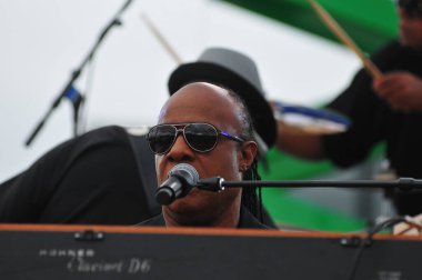 Stevie Wonder, Başkan Barack Obama 'nın 6 Kasım 2016' da Kissimmee Florida 'da başkanlık adaylığını destekleyen mitinginde performans sergiliyor..