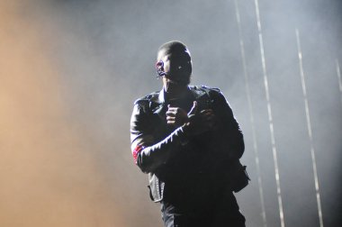 R & B Şarkıcısı Usher 12 Aralık 2015 'te Orlando Florida' daki Amway Center 'da sahne alacak.. 