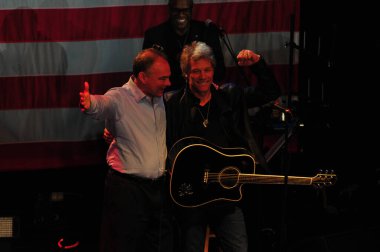Şarkıcı Jon Bon Jovi, 5 Kasım 2016 'da St. Petersburg Florida' da Devlet Street Theater in Support of HIllary Clinton 'ın Başkan İhalesi' nde sahne alıyor.
